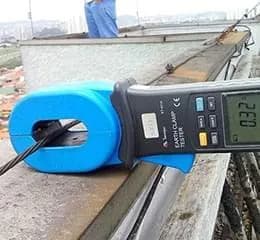 Engenheiro realizando laudo técnico SPDA em Cotia